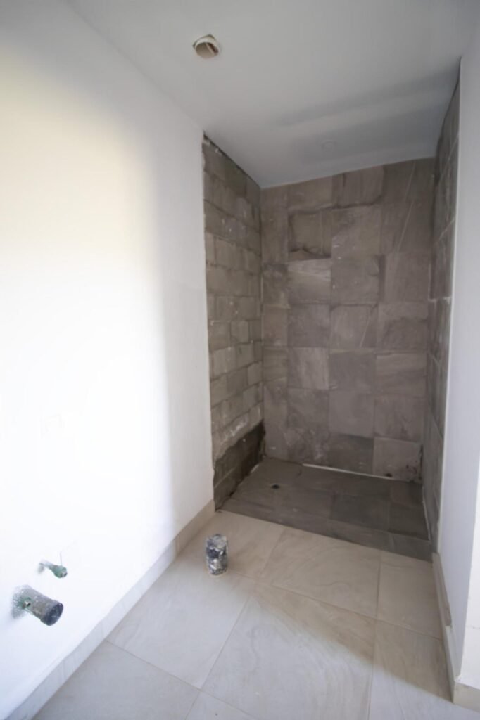 20251205004915438376000000-o